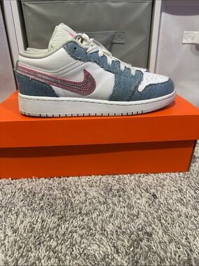 Nike Kids Low-Top Sneaker in White, Denim & Pink Accent